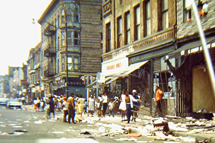 Ao longo das décadas, Newark enfrentou desafios ligados à desigualdade e à violência urbana. Contudo, iniciativas comunitárias e culturais têm buscado transformar a cidade em espaço de oportunidades e resiliência.