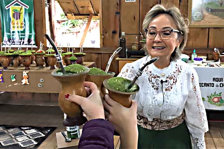 O costume do chimarrão continua a se renovar, incorporando novas formas de preparo e expandindo para diferentes regiões do mundo. A tradição se adapta às mudanças sem perder sua essência, preservando o valor cultural que atravessa gerações. O futuro mostra como inovação e respeito às raízes podem caminhar juntos, mantendo viva uma prática que conecta pessoas e identidades.