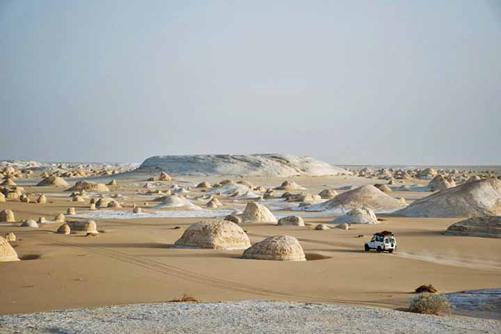 O Deserto Branco é um símbolo da força da natureza e da passagem do tempo, cuja beleza inspira artistas, cientistas e viajantes em busca de conexão com o mundo natural. O fascínio que desperta o torna patrimônio cultural e ambiental do Egito, preservado como testemunho da criatividade da Terra. Sua imponência continua a revelar a grandeza dos processos naturais e a importância de protegê-los para o futuro.