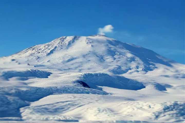 A Duna do Monte Erebus não é apenas uma paisagem congelada, mas um símbolo da resistência da vida e da curiosidade humana. Ela conecta o estudo da Terra às possibilidades de outros mundos, mostrando que o conhecimento nasce nos lugares mais inóspitos. Assim, abre-se um convite para que novas gerações continuem explorando e preservando esse elo raro entre ciência e imaginação.