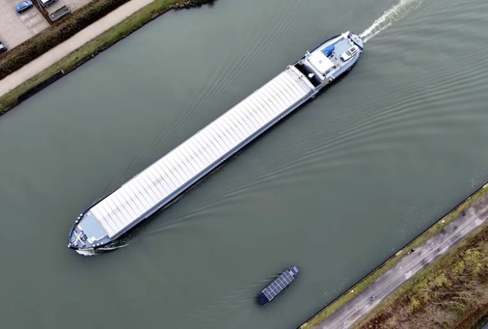 Finlandês constrói com as próprias mãos um barco de 11 metros movido a energia solar - Reprodução/True North Yachts 