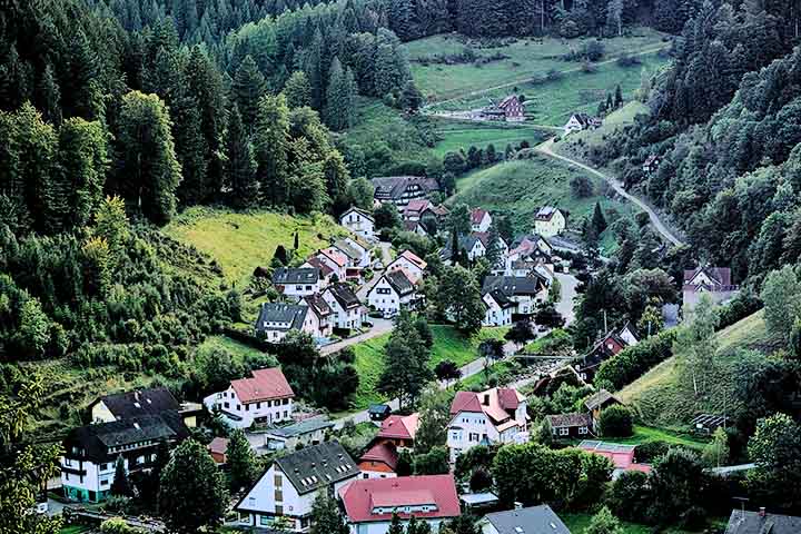 A Floresta Negra é, sem dúvidas, uma das regiões mais especiais da Alemanha e o coração verde desse país tão plural. Sua mistura de natureza exuberante, tradições seculares e costumes únicos cria uma experiência que vai além do turismo. Por isso, vale a pena conhecer cada vez mais sobre esse lugar inigualável e mergulhar em tudo o que ele representa para a cultura alemã e para o imaginário europeu.
