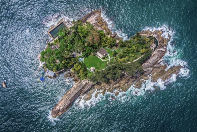 A única das Américas com selo ambiental renomado: Ilha dos Arvoredos, em São Paulo, é acessível apenas por guindaste