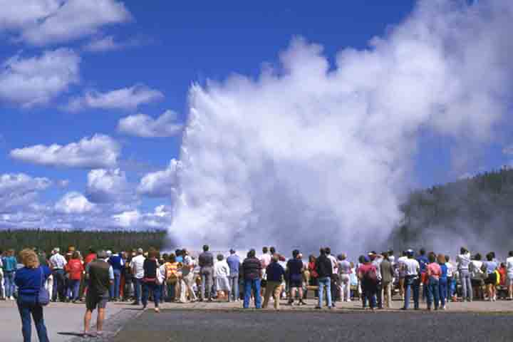 Mais do que um fenômeno geológico, o Old Faithful é parte da identidade americana, atraindo gerações de visitantes e cientistas. Ele simboliza a criação do primeiro parque nacional do mundo e inspira debates sobre preservação ambiental, turismo sustentável e a relação entre humanidade e natureza.