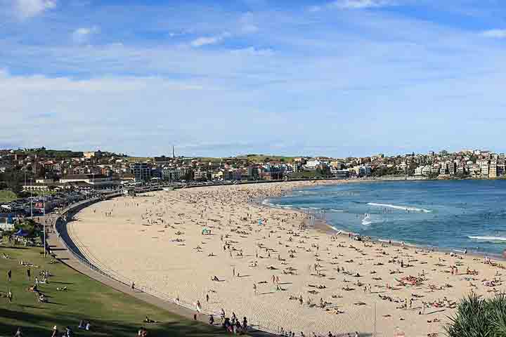 Com clima temperado e ensolarado, Sidney oferece parques, praias e reservas naturais. Essa relação harmoniosa entre urbanização e meio ambiente é parte essencial de sua identidade.