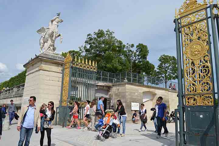 Visitar a Praça da Concórdia é mergulhar na história da França e na beleza de Paris em sua fina essência. O espaço reúne memórias de monarquia, revolução e reconciliação nacional, tornando-se um símbolo vivo. A experiência conecta passado e presente, oferecendo uma vivência cultural inesquecível e profundamente marcante para aqueles que por lá passam.