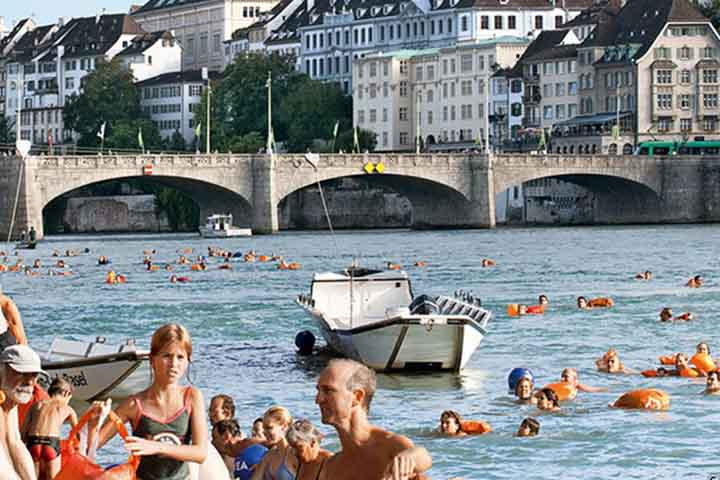 O Reno sofreu poluição intensa no século 20, mas projetos internacionais recuperaram sua qualidade. Hoje, é exemplo de cooperação ambiental entre países, com espécies de peixes que voltaram a habitar suas águas. Essa recuperação mostra que o rio pode ser preservado para o futuro.