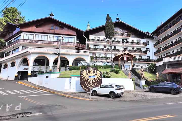 Localizada a 900 metros de altitude, a cidade registra temperaturas negativas no inverno, com a incidência de geadas, o que contribui para o visual europeu ao associar-se a esse tipo de arquitetura. 
