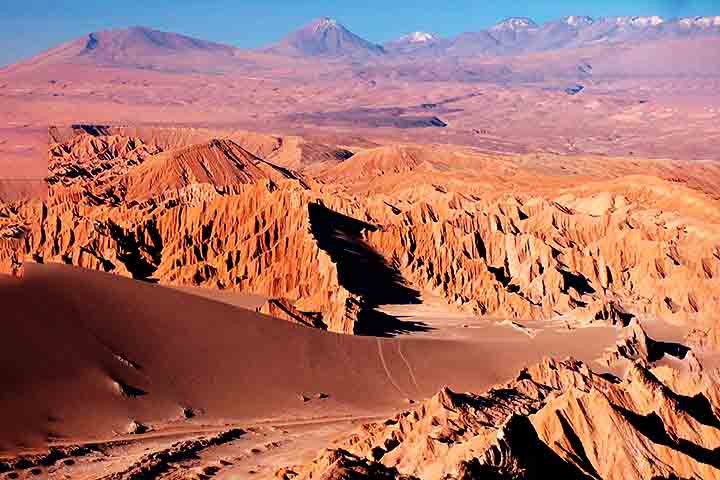 O Vale da Lua, com sua paisagem árida e moldada pelo tempo, nos lembra da força implacável da natureza e da delicadeza da vida que nela resiste. Ao caminhar por suas dunas e rochas, o visitante experimenta uma sensação de deslocamento entre planetas. O local, além de experiência existencial, é, essencialmente um convite para reflexão sobre o lugar que ocupamos no universo. 
