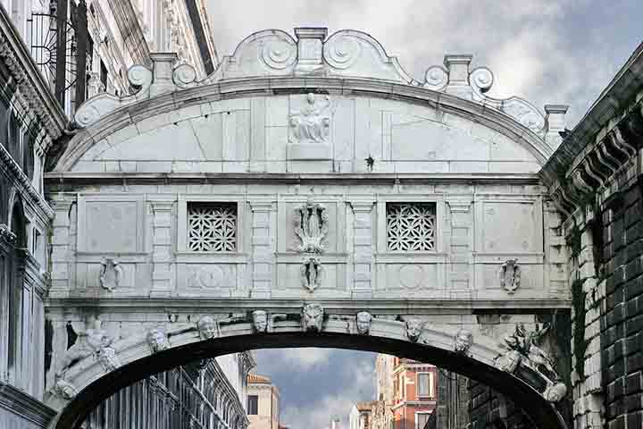 Explorar as pontes de Veneza é compreender a cidade como um organismo vivo, onde cada travessia revela novas perspectivas e histórias. Do esplendor da Rialto à melancolia dos Suspiros, cada ponte é um capítulo de uma narrativa maior que conecta passado e presente. Juntas, formam o elo que sustenta a alma veneziana e perpetuam sua identidade única.