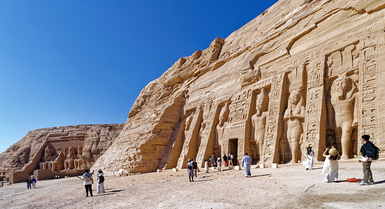 Abu Simbel permanece como símbolo da genialidade e da ambição dos faraós, inspirando artistas e estudiosos em diferentes épocas. Sua grandiosidade continua a despertar admiração em todo o mundo, atraindo visitantes e pesquisadores. O legado reforça o valor universal da herança egípcia e sua relevância para a humanidade.