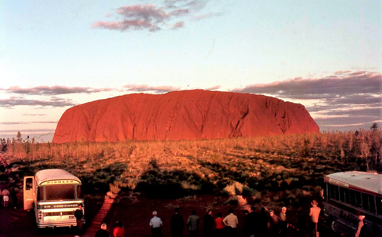 Um dos maiores encantos de Uluru está na sua transformação cromática ao longo do dia. Ao nascer e pôr do sol, a rocha muda de tonalidade, passando do ocre ao laranja e ao vermelho intenso, criando um espetáculo natural único. Essa dança de cores, resultado da interação da luz com os minerais da superfície, é considerada uma das experiências mais memoráveis para quem visita o deserto australiano.