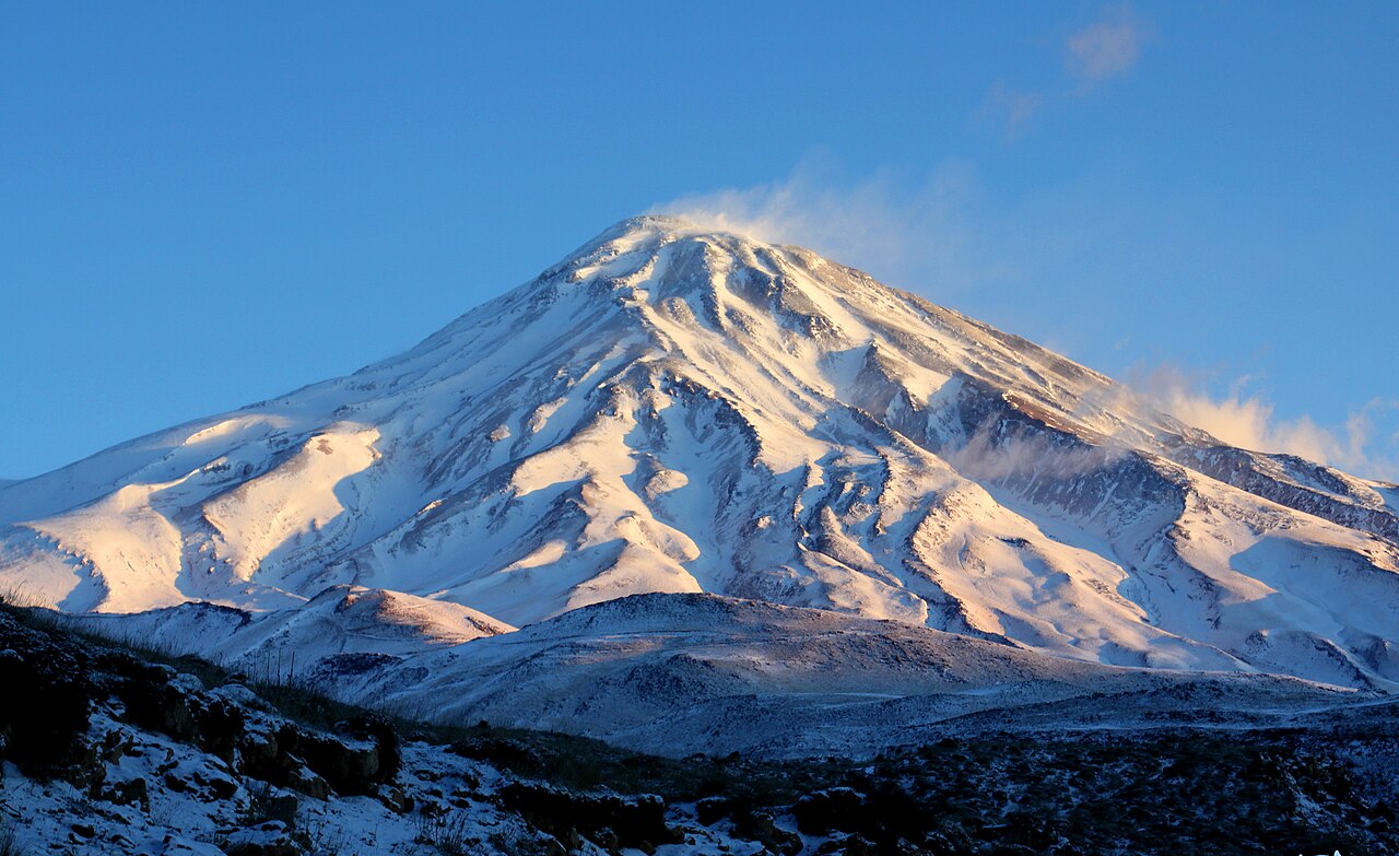 Monte Damavand: Com mais de 5.600 metros de altitude, é o ponto culminante do Irã e da cordilheira de Alborz. Considerado um vulcão adormecido, ele é envolto em mitos que o associam a heróis épicos da literatura persa. Escalar o Damavand é um desafio físico e espiritual, atraindo montanhistas de todo o mundo.