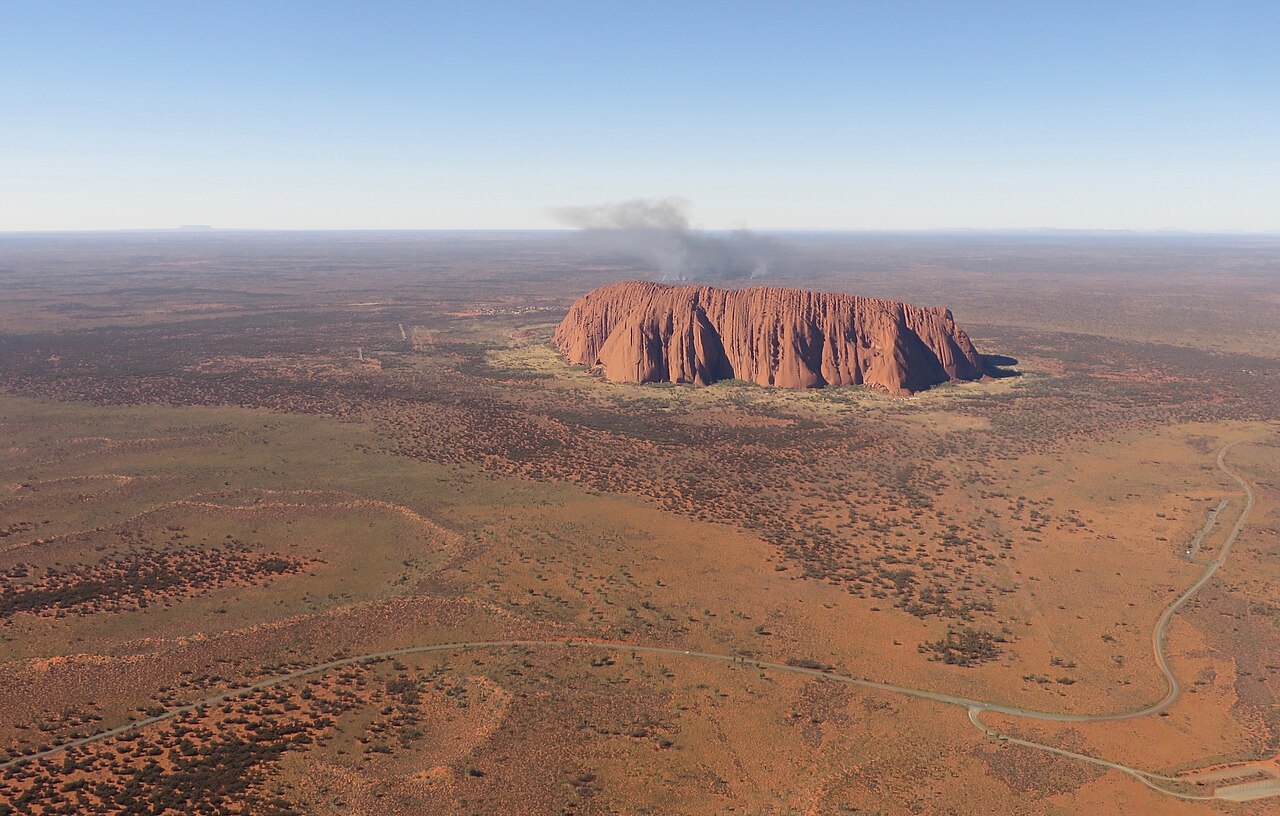 Além das caminhadas, é possível ver Uluru de helicóptero, em voos panorâmicos ou até mesmo em saltos de paraquedas. Cada experiência revela uma nova perspectiva dessa maravilha natural e cultural.