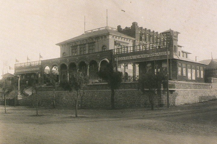 Designada como Patrimônio Mundial da UNESCO em 2017, a cidade se destaca por ter um dos conjuntos mais bem preservados de edifícios modernistas e futuristas do mundo, construídos entre as décadas de 1930 e 1940.