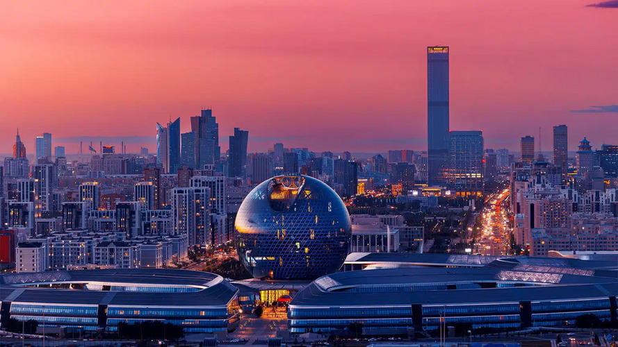 Astana, também conhecida como Nur-Sultan, é uma cidade planejada com forte foco no futuro e no desenvolvimento urbano. Sua arquitetura se destaca pelos formatos ousados e por projetos que buscam simbolizar modernidade e crescimento. Edifícios com estruturas inovadoras e design arrojado compõem um cenário que foge dos padrões tradicionais. A capital do Cazaquistão investe em obras monumentais que refletem identidade nacional e ambição tecnológica. Além da estética, há preocupação com funcionalida