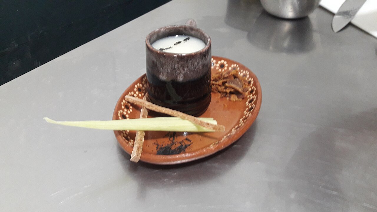 Uma vez que a base do atole é o milho, o uso em geral se dá em forma de massa ou farinha, misturado com água ou leite e adoçado com açúcar ou piloncillo a fim de criar uma textura espessa. Especiarias como canela e baunilha são adicionadas para intensificar o sabor, criando, assim, uma bebida deliciosa e que também pode trazer benefícios para a saúde. Afinal, o milho é fonte de fibras, vitaminas do complexo B e antioxidantes naturais, tornando o atole uma alternativa nutritiva para começar o dia