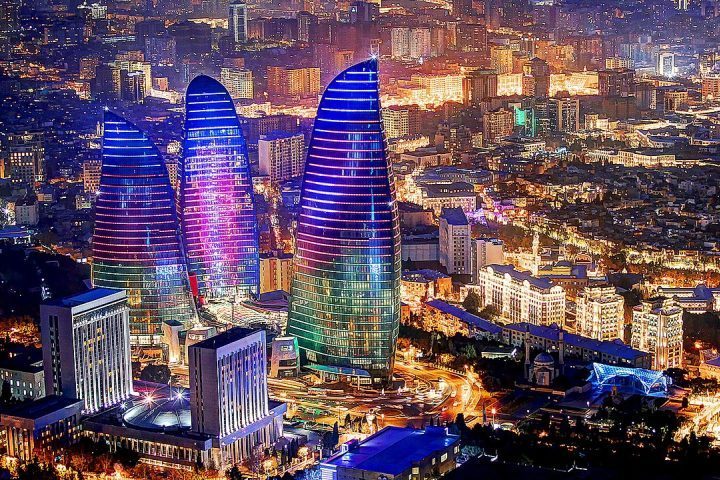 O maior símbolo dessa modernidade são as Flame Towers, três arranha-céus cobertos por telas de LED que simulam chamas ondulantes durante a noite, em uma alusão direta à herança do Azerbaijão como a 