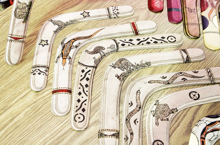 Além do uso prático, o bumerangue também tem importância cultural e simbólica. Para muitos povos indígenas australianos, ele está ligado a tradições, histórias e rituais transmitidos ao longo de gerações. Alguns exemplares são ricamente decorados, refletindo a identidade e a arte dessas comunidades.