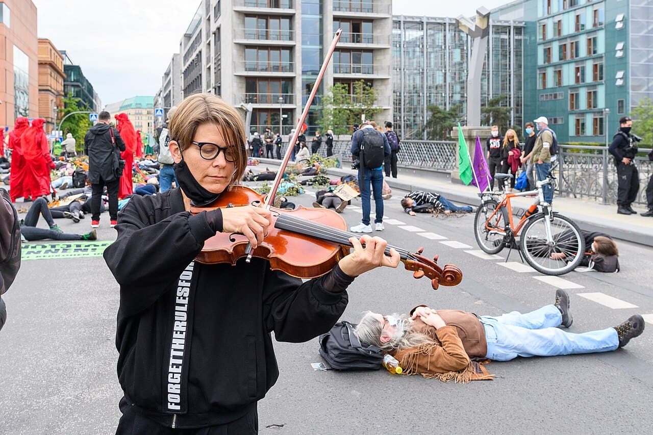 O violinista utiliza recursos como vibrato, pizzicato e spiccato para enriquecer a interpretação. Cada técnica adiciona nuances ao som, criando atmosferas distintas. Assim, o violino se torna capaz de transmitir delicadeza ou intensidade com igual maestria.

