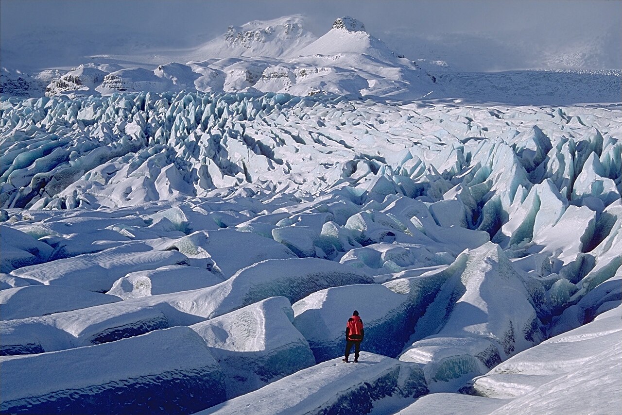 Situada na maior geleira da Islândia, a Caverna de Gelo Vatnajökull é um dos cenários naturais mais impressionantes do país. Em seu interior, salões de gelo azul-cristalino criam uma paisagem que parece saída de um conto de fadas. Como as cavernas se formam e desaparecem a cada inverno, nenhuma visita é exatamente igual à outra. -  (crédito: Andreas Tille wikimedia commons )
