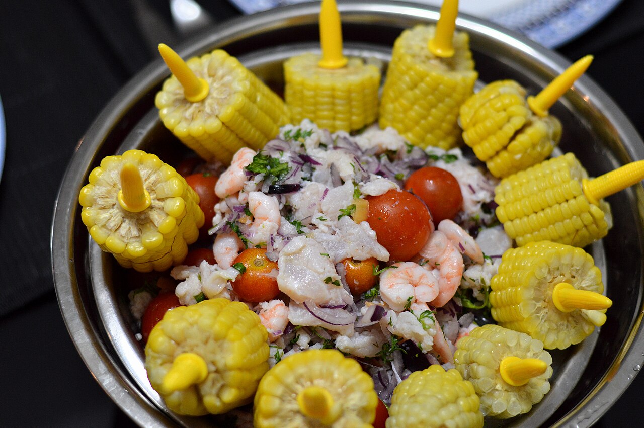 O ceviche é tradicionalmente servido com milho, batata-doce e alface, criando contraste de sabores e texturas. Esses acompanhamentos equilibram a acidez do prato e reforçam sua ligação com ingredientes locais. A combinação transforma o ceviche em refeição completa.