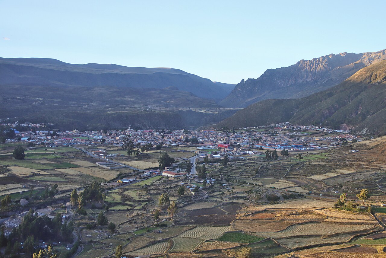 A pequena cidade de Chivay é a base para explorar o cânion. Com sua praça principal, igrejinha e feira típica, oferece um mergulho na cultura andina. Assim, funciona como dormitório e ponto de partida para aventuras no vale.