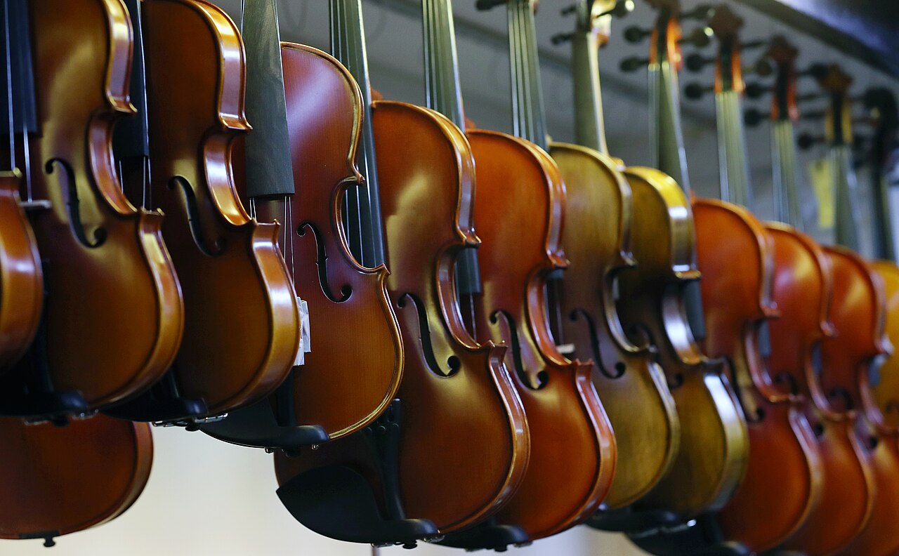 Além da música clássica, o violino brilha no jazz, no folk e até no rock. Sua capacidade de adaptação permite que dialogue com diferentes culturas e estilos, transcendendo fronteiras e se reinventando constantemente.
