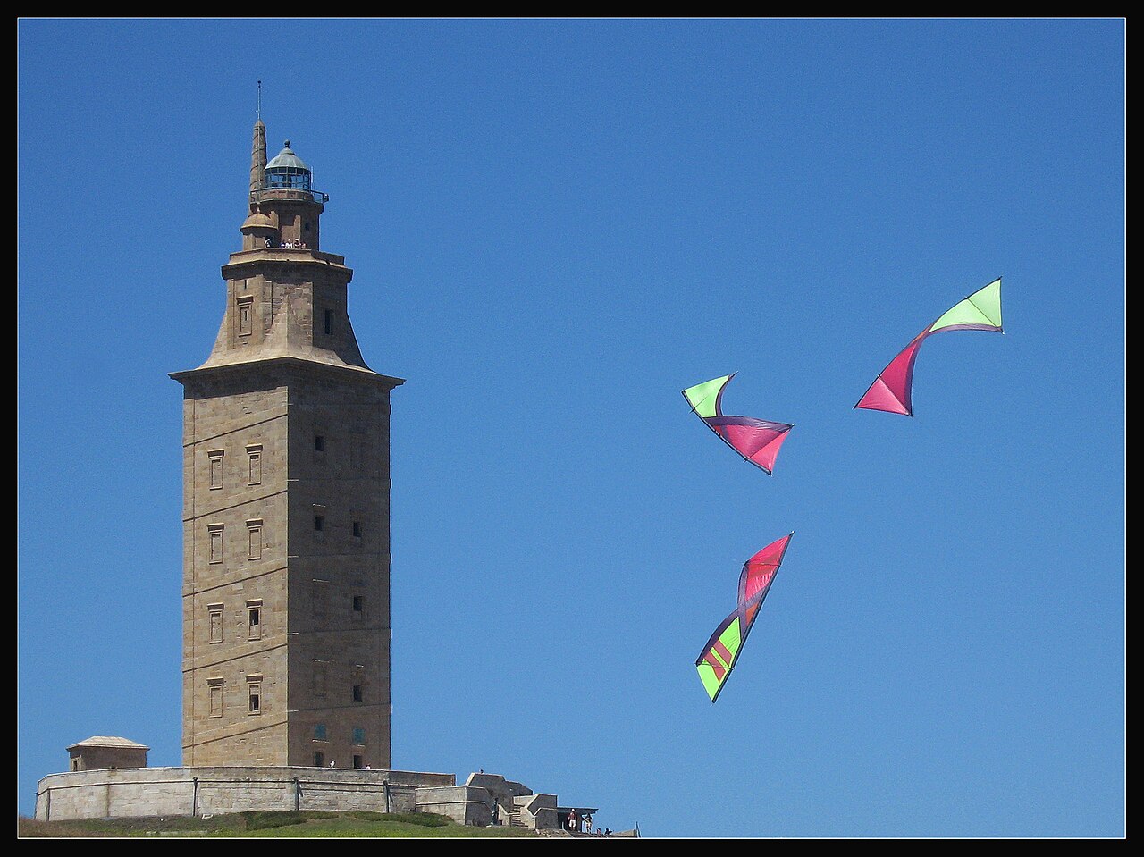 A torre também está envolta em mitos. Uma das lendas, aliás, afirma que Hércules teria erguido o farol após batalha em que derrotou o gigante Gerión, enterrando sua cabeça sob a construção. Essa narrativa reforça notoriamente o caráter mítico do monumento.