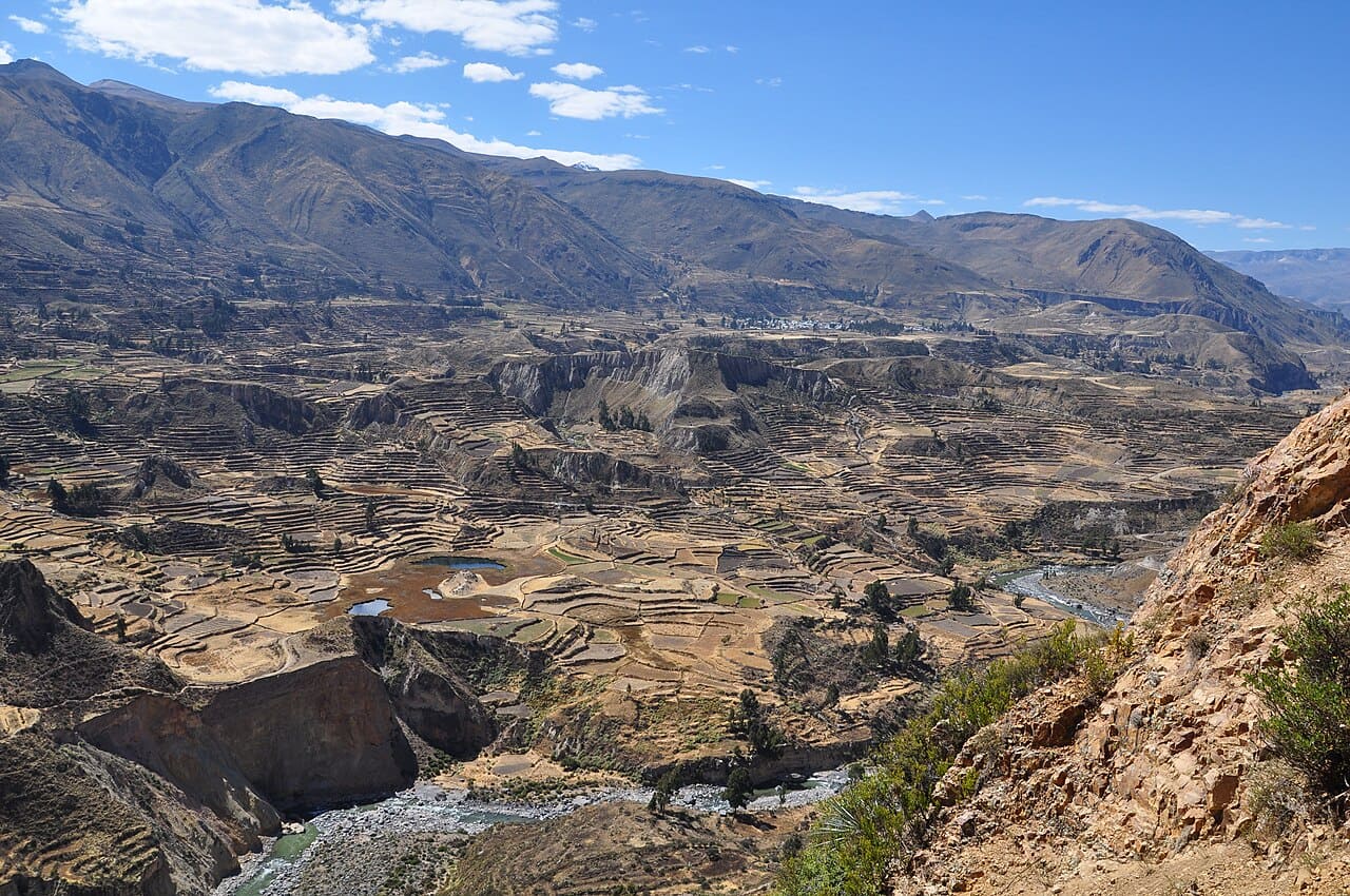 O Vale do Colca recebeu esse nome devido aos “colcas”, celeiros de lama e pedra construídos nas cavernas e penhascos. Nessas estruturas, culturas pré-inca armazenavam cultivos e sementes. Assim, o nome carrega a memória da engenhosidade ancestral.
<div></div>