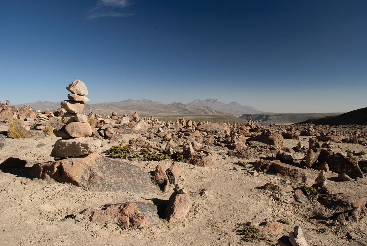 O cânion possui uma formação de mais de 10 milhões de anos, resultado da ação conjunta de rios e movimentos tectônicos. Essa longa história geológica explica suas encostas íngremes e vales férteis. Portanto, visitar o Colca é também viajar no tempo da Terra.
<div></div>