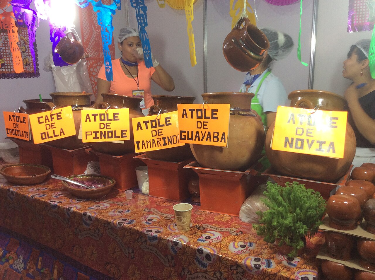 O atole de diversos tipos é servido em mercados, ruas e casas, especialmente durante o café da manhã ou em festas religiosas e comunitárias. Sua presença em celebrações reforça o papel da bebida como elemento de união e identidade cultural, aproximando pessoas em momentos de convivência e fé. Mais do que nutrir, o atole simboliza acolhimento e memória coletiva, fortalecendo laços sociais.