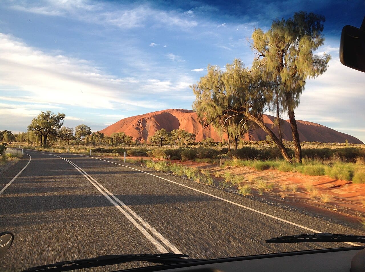 Em 1987, a UNESCO incluiu o Parque Nacional Uluru-Kata Tjuta na lista do Patrimônio Mundial, reconhecendo sua relevância global. A decisão destacou não apenas a singularidade geológica e paisagística da área, mas também sua profunda importância cultural. Essa proteção internacional contribui para a preservação do local e garante que seu valor seja mantido para as futuras gerações.