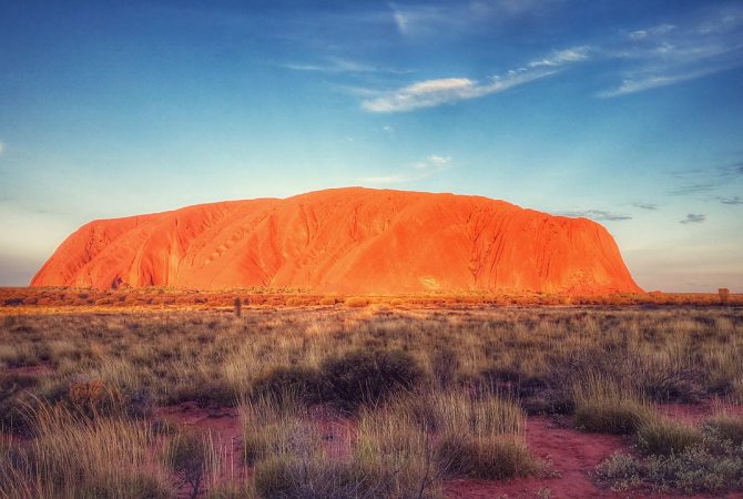 Uluru: o gigantesco monólito do coração da Austrália que une natureza imponente e significado cultural