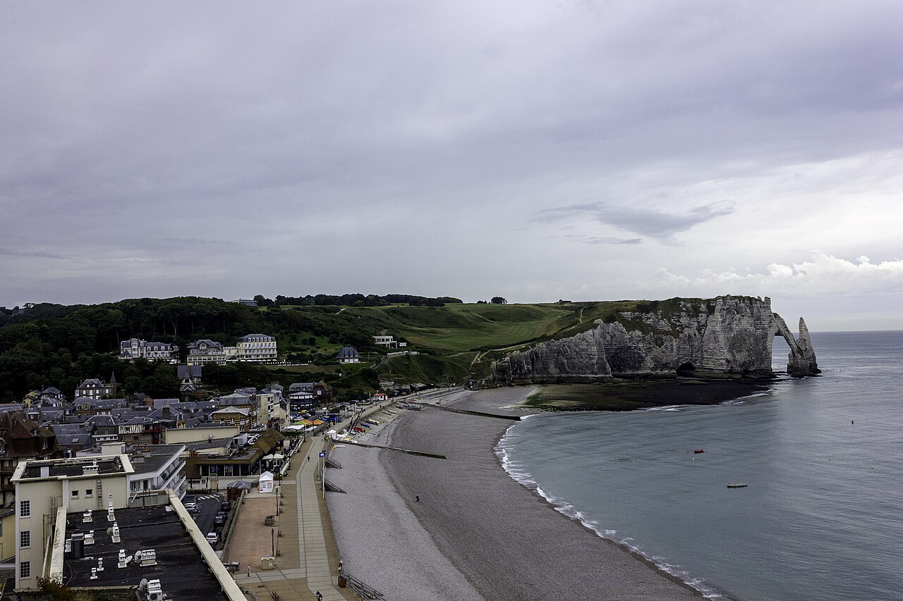 A Praia de Galet é o ponto de partida para explorar as falésias e sentir a energia do mar. Suas pedras arredondadas e o movimento constante das ondas criam um cenário singular e marcante. Dali partem trilhas que levam aos paredões mais famosos e evidenciam paisagens sempre novas e surpreendentes a cada passo.