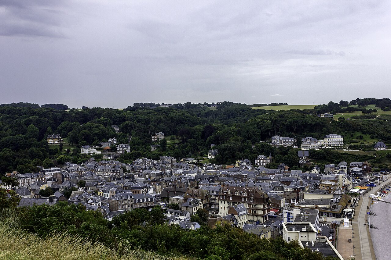 A cidade vive do turismo, atraindo visitantes que buscam natureza, cultura e experiências memoráveis. As falésias inspiraram artistas como Claude Monet, Eugène Boudin, Gustave Coubert e Eugène Delacroix, que visitaram o local e eternizaram suas formas em obras célebres. 