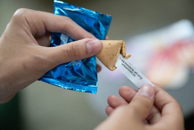 Biscoitos da sorte: a curiosa origem e o simbolismo das mensagens escondidas na guloseima