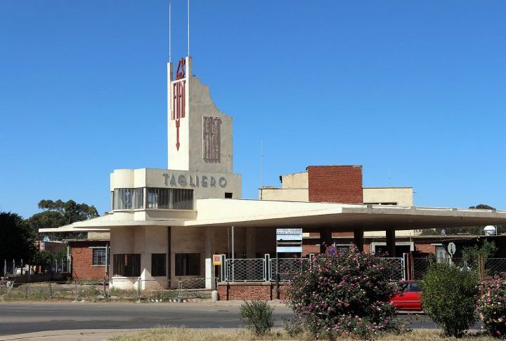Entre os marcos icônicos que atraem curiosos está o posto de gasolina Fiat Tagliero, uma obra-prima futurista que se assemelha a um avião prestes a decolar, considerada um símbolo do modernismo africano.