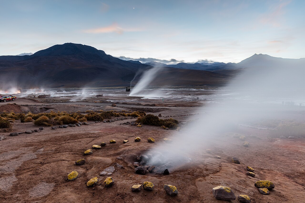 Em San Pedro de Atacama, no Chile, El Tatio é o campo de gêiseres mais alto do mundo. Situado a cerca de 4.300 a 4.320 metros acima do nível do mar. É também o maior campo geotérmico do Hemisfério Sul, famoso por suas erupções ao amanhecer, quando o frio intenso contrasta com colunas de vapor que emergem do solo e criam um espetáculo visual único nas montanhas andinas.