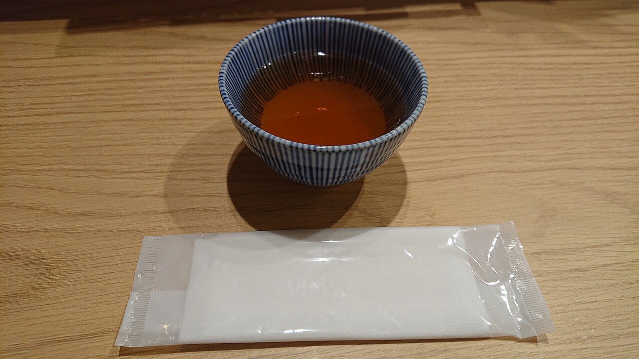 O boricha tem raízes antigas na Coreia, onde a cevada era cultivada em larga escala e aproveitada não apenas como alimento, mas também como bebida aromática. Tornou-se hábito servir o chá em casas e restaurantes, reforçando a ideia de acolhimento e simplicidade no cotidiano coreano e criando vínculos sociais e duradouros. Sua tradição mostra como práticas agrícolas se transformaram em elementos culturais que atravessam gerações e permanecem vivas até hoje, mantendo relevância comunitária e ident