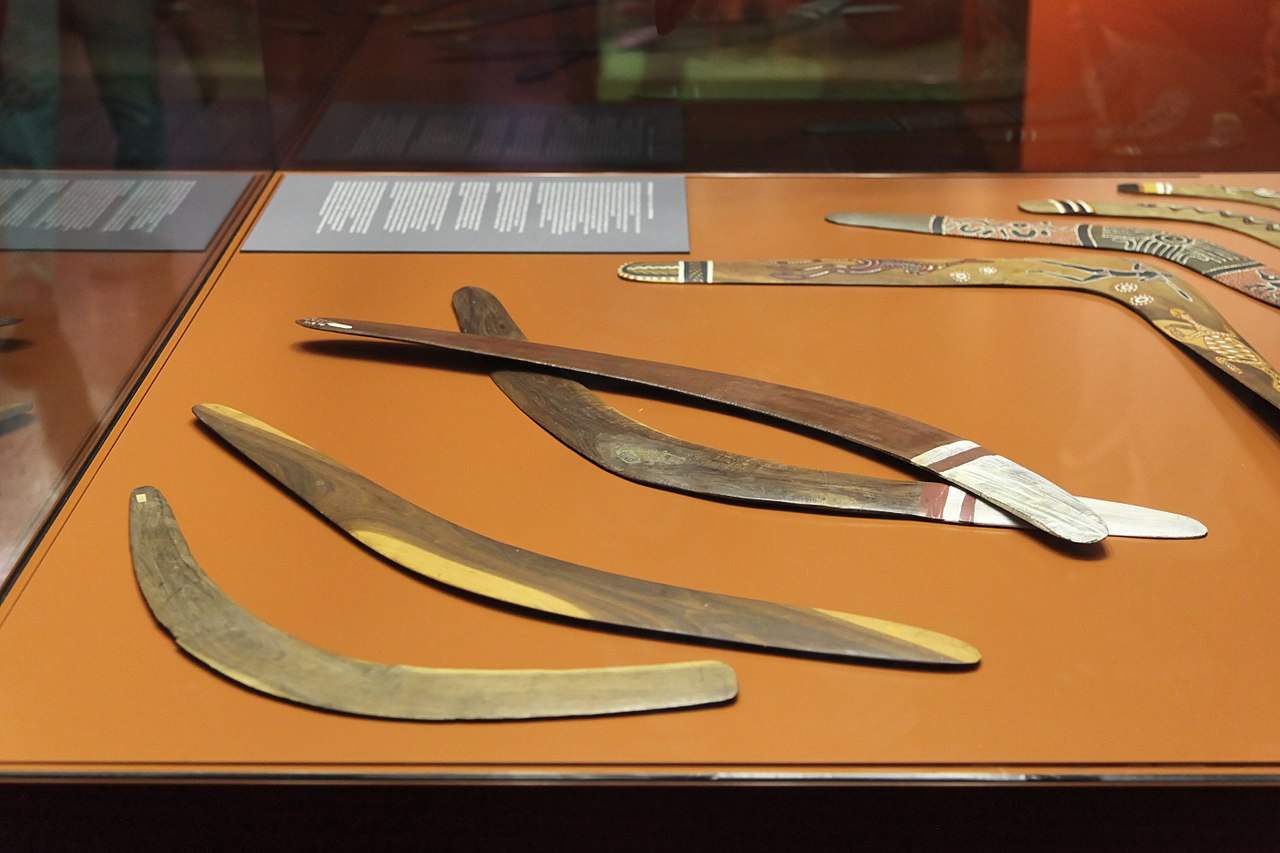 Curiosamente, objetos semelhantes ao bumerangue já foram encontrados em outras partes do mundo. Há registros arqueológicos na Polônia e no Egito, indicando que a ideia de uma ferramenta curva para lançamento surgiu de forma independente em diferentes culturas.