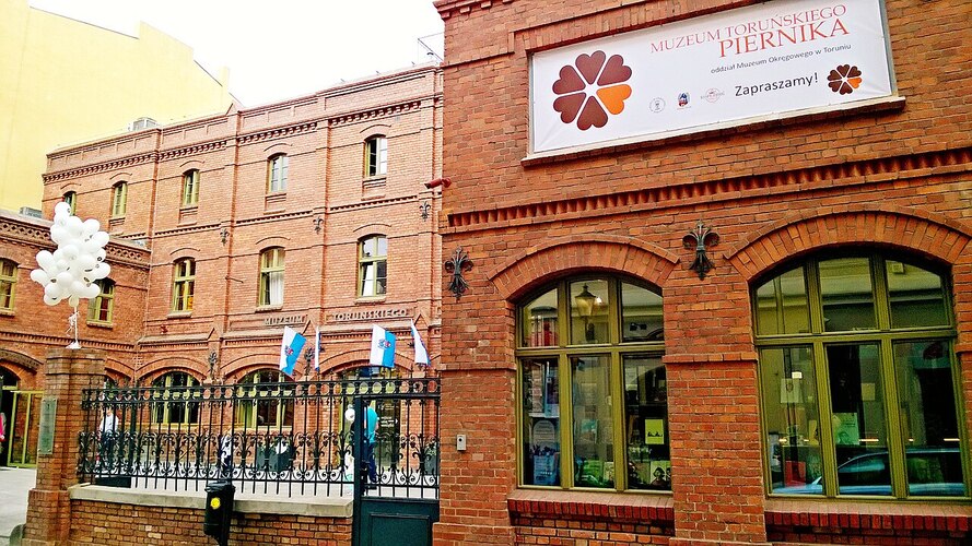 O Museu do Pão de Mel de Toru? permite que visitantes conheçam a história do doce de forma interativa, explorando receitas e tradições antigas. No local, também é possível participar de atividades práticas e preparar o próprio pão de mel, tornando a experiência ainda mais envolvente.