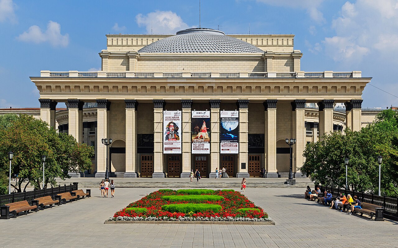 A cidade abriga a maior casa de ópera da Rússia, o Teatro de Ópera e Balé de Novosibirsk. Museus e galerias completam a vida cultural intensa. Essa riqueza artística contrasta com a imagem de uma Sibéria apenas fria e isolada.