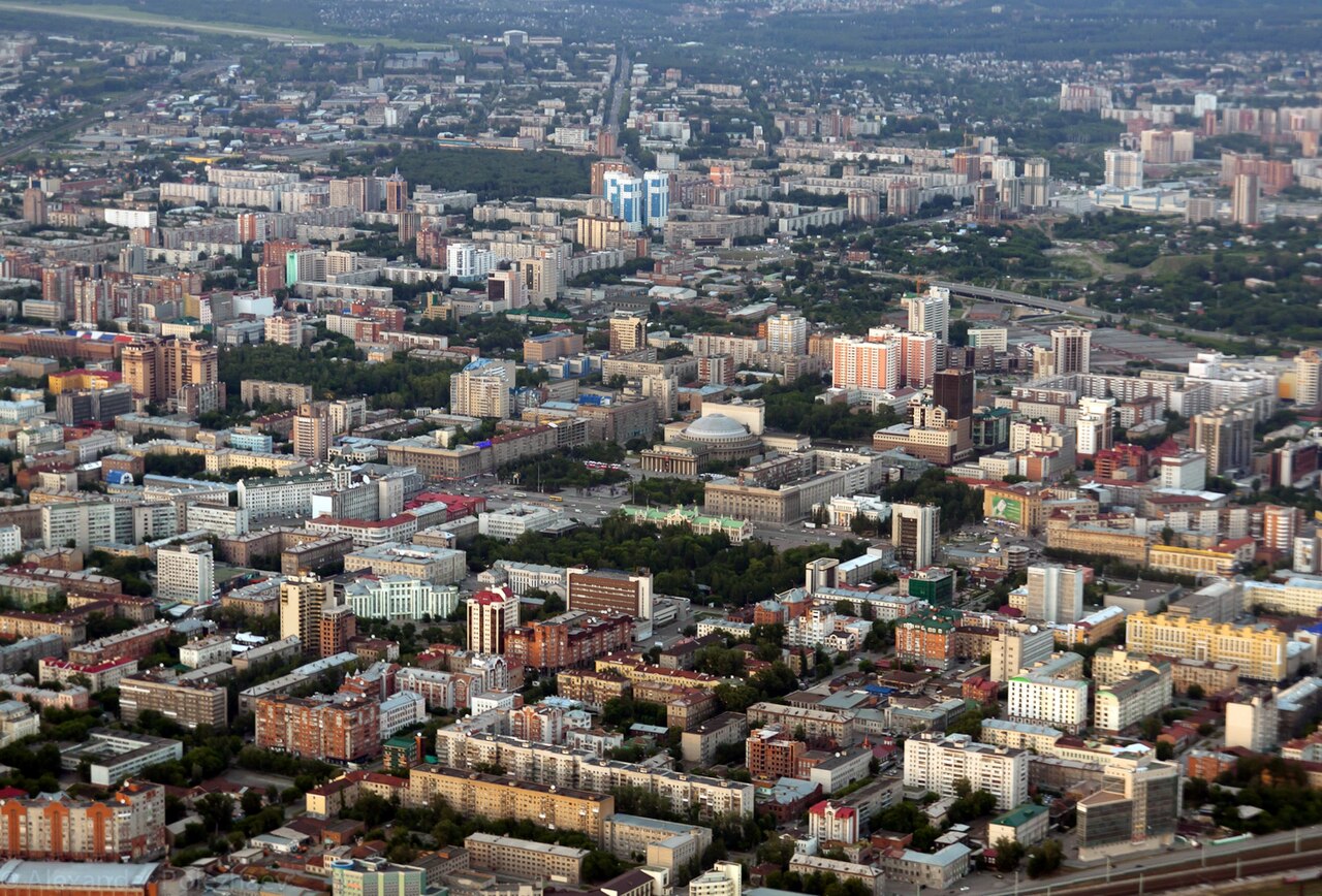 Novosibirsk tem cerca de 1,6 milhão de habitantes e ocupa uma área de aproximadamente 500 quilômetros quadrados. Essa população diversa inclui russos e minorias étnicas da Sibéria. A densidade urbana reflete sua importância como centro econômico e cultural.