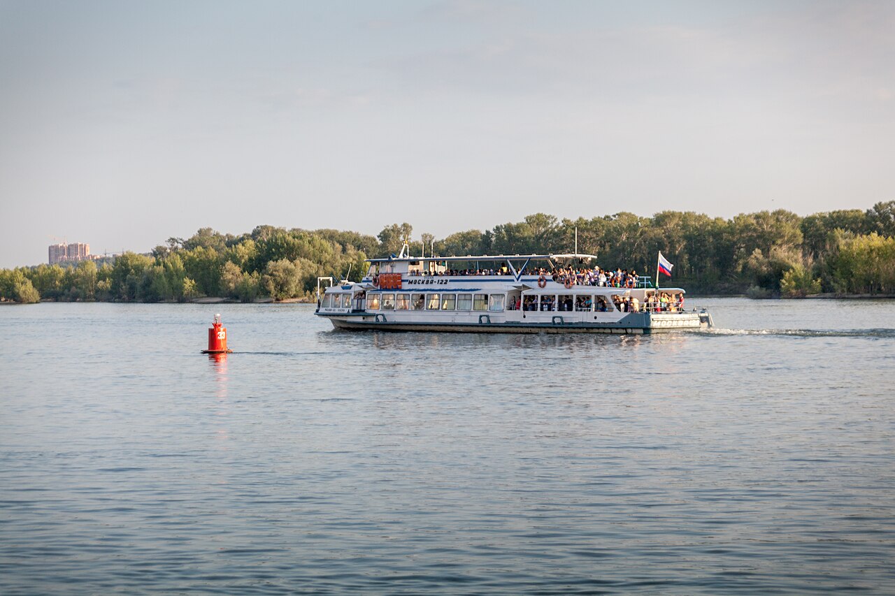 Situada às margens do rio Ob, a cidade ocupa posição estratégica no centro da Sibéria. Tal localização favorece o transporte fluvial e ferroviário. O rio também é fonte de energia e lazer para os habitantes.