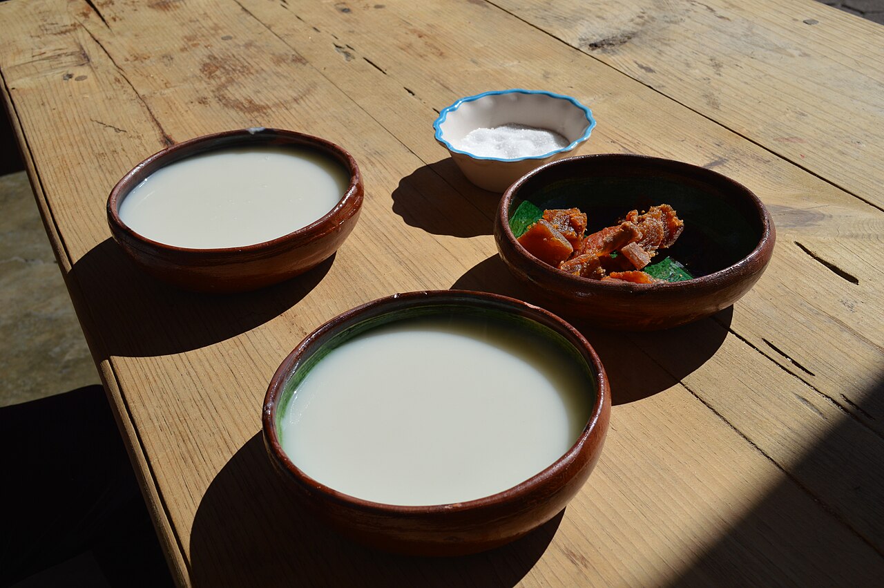 Em algumas regiões, o atole recebe frutas, chocolate ou até café, criando versões únicas e criativas que refletem diversidade cultural e gastronômica. Essas variações mostram como a bebida se adapta às tradições e recursos de cada comunidade, sem perder sua essência e autenticidade. A diversidade reforça o caráter versátil e culturalmente rico do atole, que se molda ao gosto e às necessidades locais.