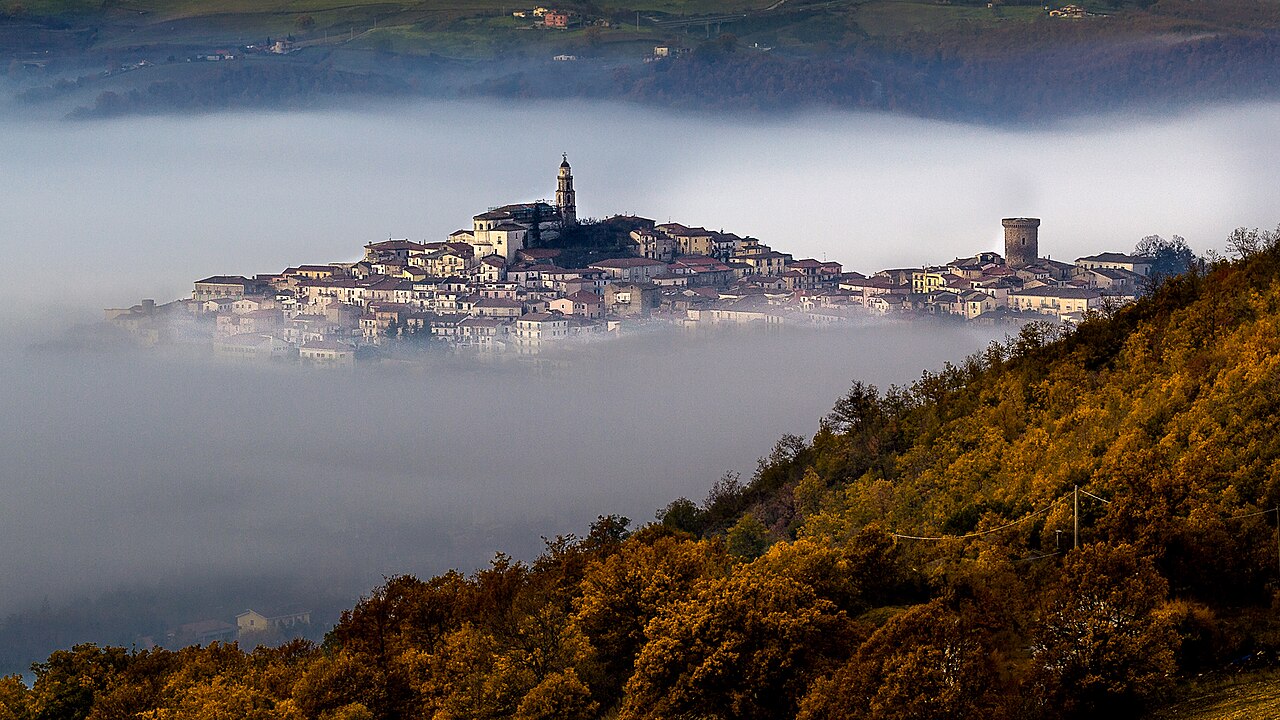 Entender essas distinções ajuda a interpretar melhor as condições do tempo no cotidiano. Além disso, certos lugares são conhecidos justamente pela frequência com que esses fenômenos aparecem.