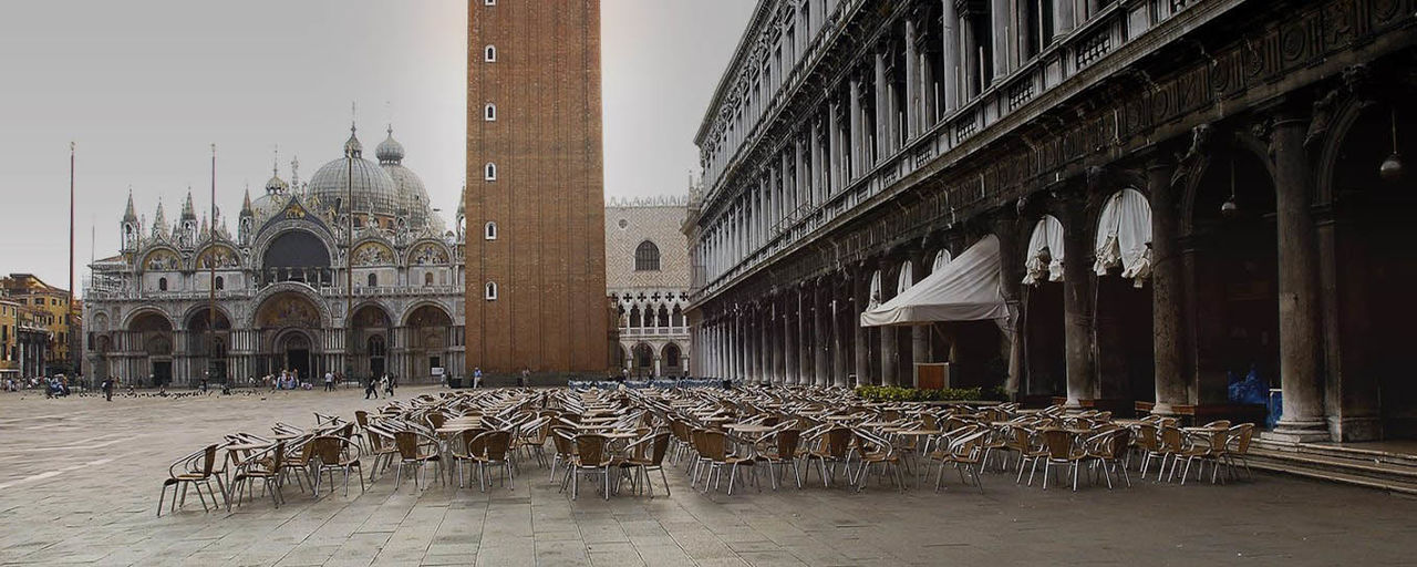 Cafés como o Caffè Florian e o Gran Caffè Quadri são ícones culturais da praça, frequentados por artistas, intelectuais e nobres ao longo dos séculos. Esses espaços preservam a atmosfera elegante e oferecem música ao vivo, criando uma experiência única. Sentar-se em suas mesas é vivenciar a tradição social veneziana.