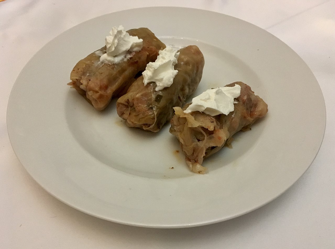 Pratos como sarmale, m?m?lig? e carnes defumadas são comuns nas mesas de Maramure?. O uso de produtos locais reflete a ligação com a terra e a agricultura. A culinária é parte essencial da hospitalidade romena.