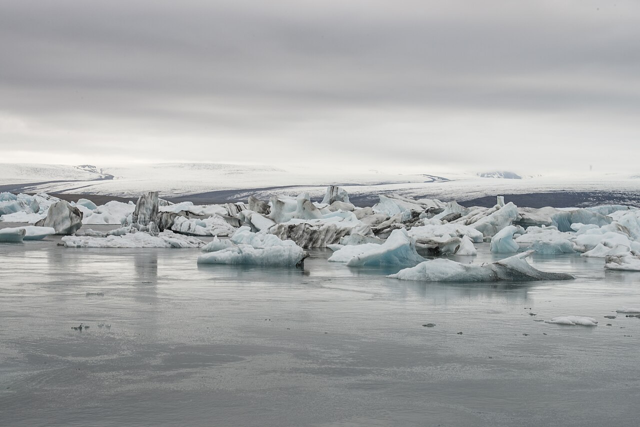 Como seria de esperar de um gigante da natureza, a geleira criou lagoas glaciares, rios, cânions e cachoeiras. A região é um mosaico de paisagens de tirar o fôlego, que complementam a visita às cavernas. O cenário é um convite à contemplação e à fotografia.